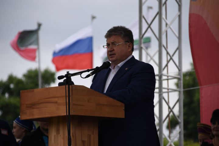Геннадий Емельянов поздравляет елабужан Днем Республики Татарстан и Днем города