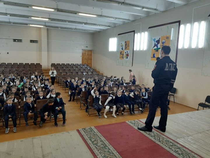 Сотрудники ГИБДД провели профилактические мероприятие в школе № 10