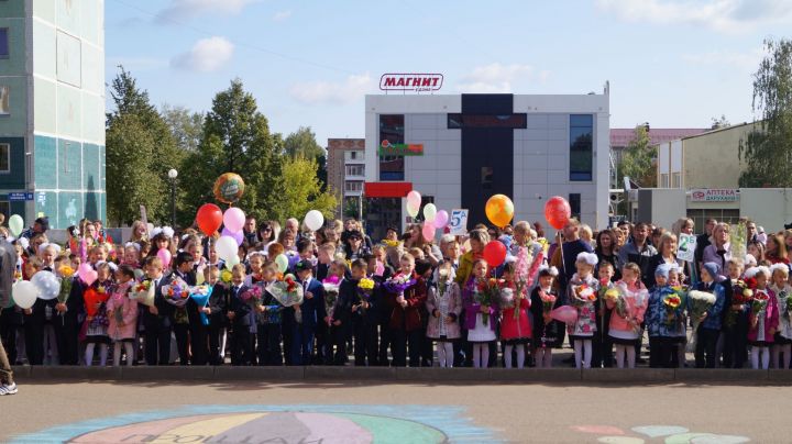 В школах Елабуги и района прошли торжественные линейки, посвященные началу нового учебного года