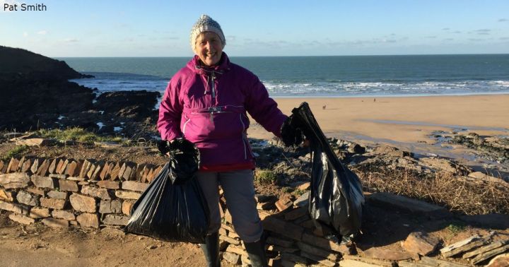 70-летняя женщина в одиночку вычистила 52 пляжа