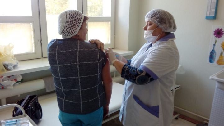 Елабужан вакцинировали от гриппа на избирательных участках