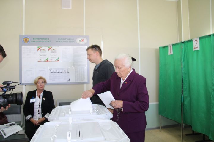 В Елабуге известная долгожительница сама пришла на избирательный участок