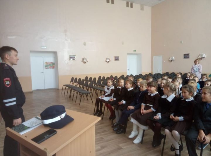 Сотрудники ГИБДД Елабуги провели беседу с учениками школы №1
