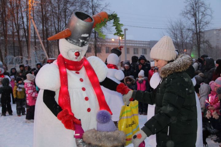 В новогодние праздники Елабугу посетили снеговики