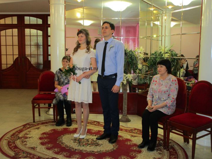 В Елабуге зарегистрировала брак первая пара 2020 года