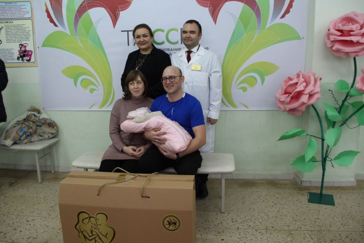 Елабужской семье вручили коробку для новорожденного