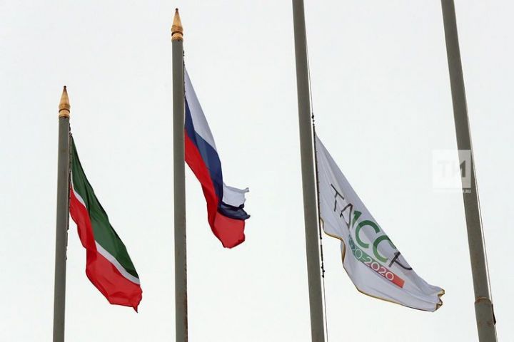 Над Казанским Кремлем установили флаг 100-летия образования ТАССР