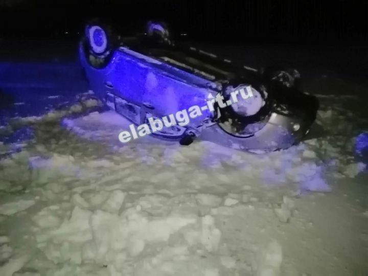В Елабужском районе опрокинулся автомобиль: есть пострадавшие
