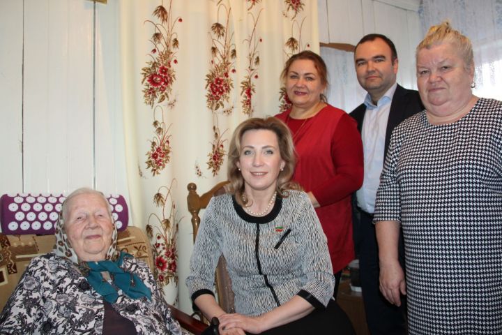 Депутат Госсовета РТ Людмила Рыбакова посетила елабужского ветерана
