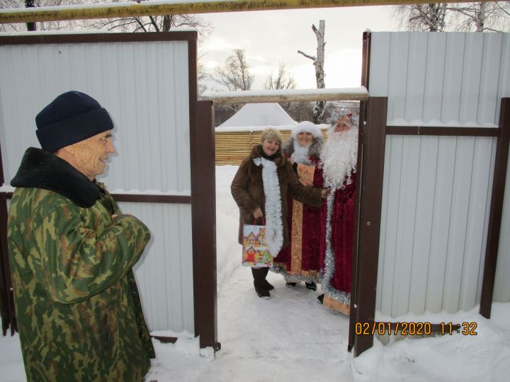В Елабужском районе ветеранов поздравили весьма необычным способом