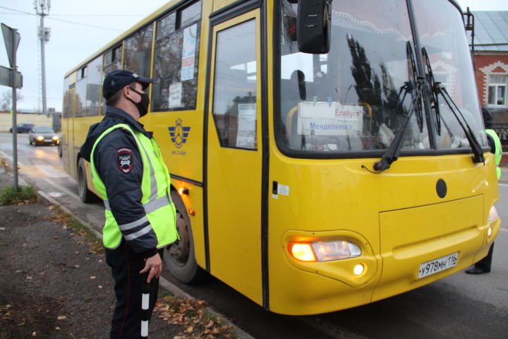 В Казани в автобусах выявили 35 нарушителей масочного режима