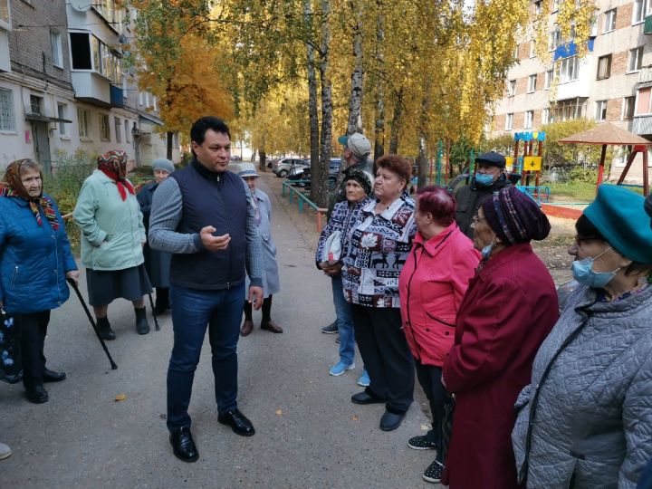 Рустем Нуриев встретился с жителями дома №8 по улице Молодежная. 