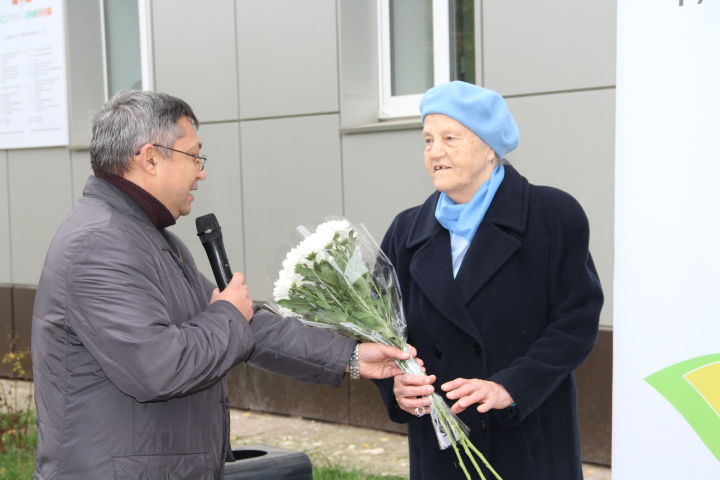 В Елабуге пожилых поздравили концертом у дома