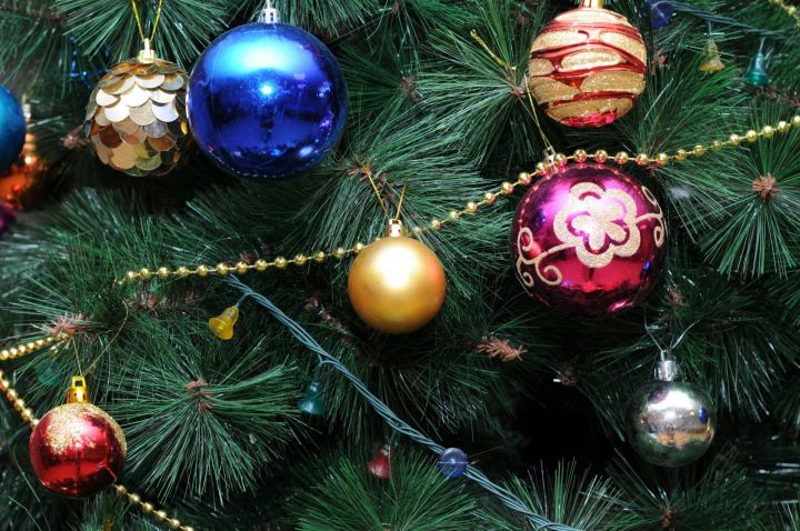 В Татарстане не планируют отменять новогодние елки в детсадах и школах
