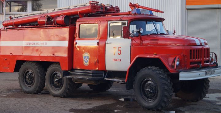 В Елабуге по тревоге выехали три пожарные машины