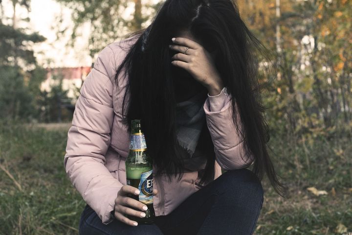 Врачи-наркологи рассказали, какие напитки вызывают женский алкоголизм