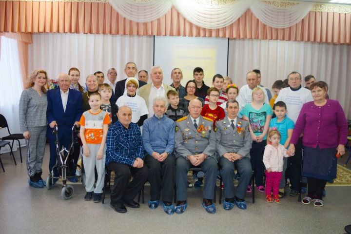 Сотрудники полиции и ветераны Елабужского ОВД посетили РЦ "Астра"