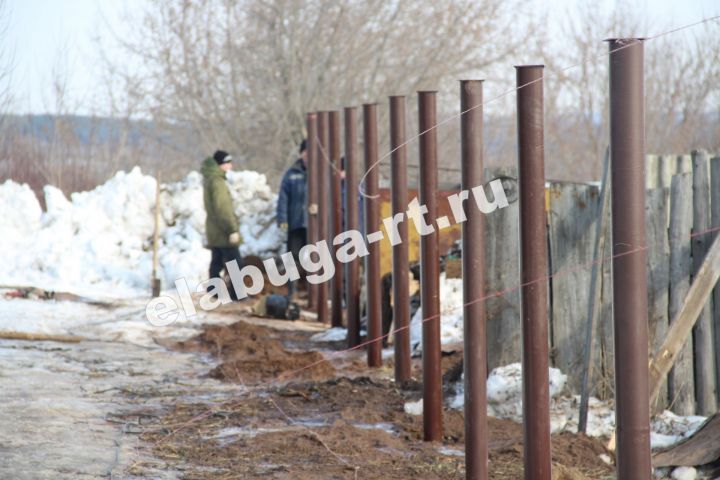 В Елабуге украли 12 столбов строящегося забора по улице Тугарова