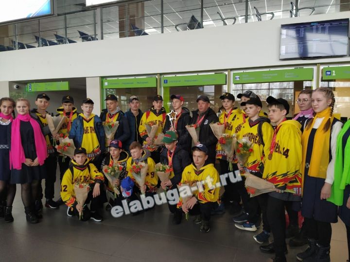 Елабужских чемпионов торжественно встретили в аэропорту "Бегишево"