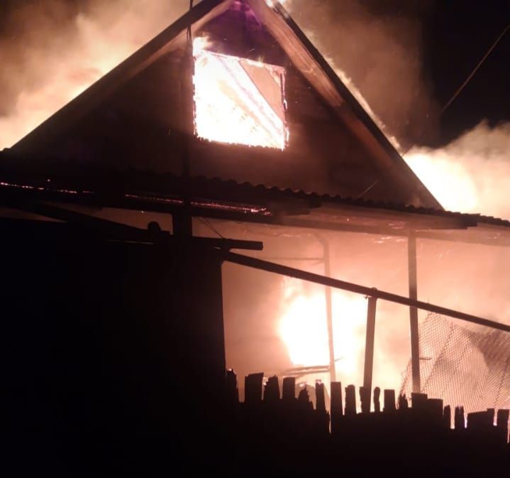 В результате пожара в Елабуге семейная пара осталась без крыши над головой
