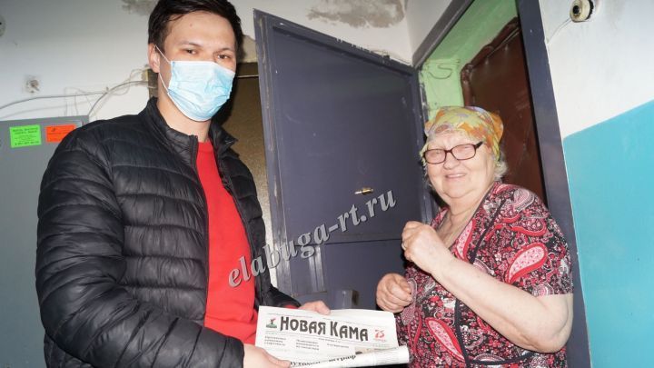В Елабуге волонтеры в период пандемии доставляют газеты пожилым людям