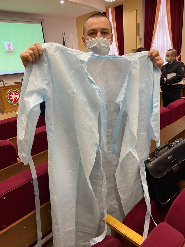Бизнесмены Елабуги подарили  больнице города 165 защитных костюмов