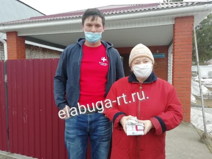 Волонтер Ильназ Вакилов помогает елабужским пенсионерам в период эпидемии Covid-19