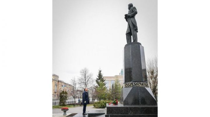 Президент Татарстана возложил цветы к памятнику Габдуллы Тукая