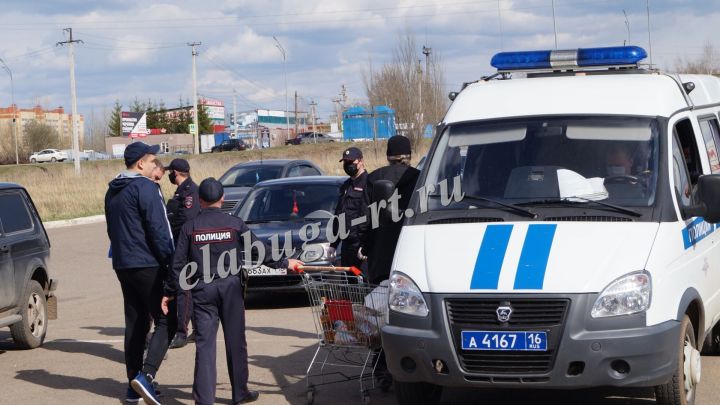 В Елабуге полицейские проверили, носят ли горожане маски в магазинах