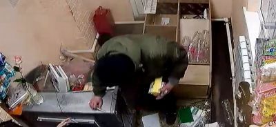 В Елабуге мужчина в черной маске с ножом  ограбил магазин