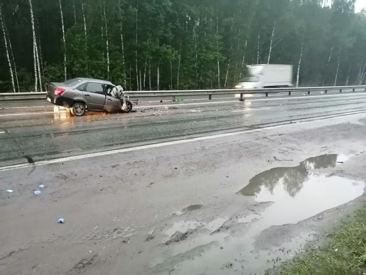 Близ Елабуги в серьезном ДТП водитель получил множественные травмы