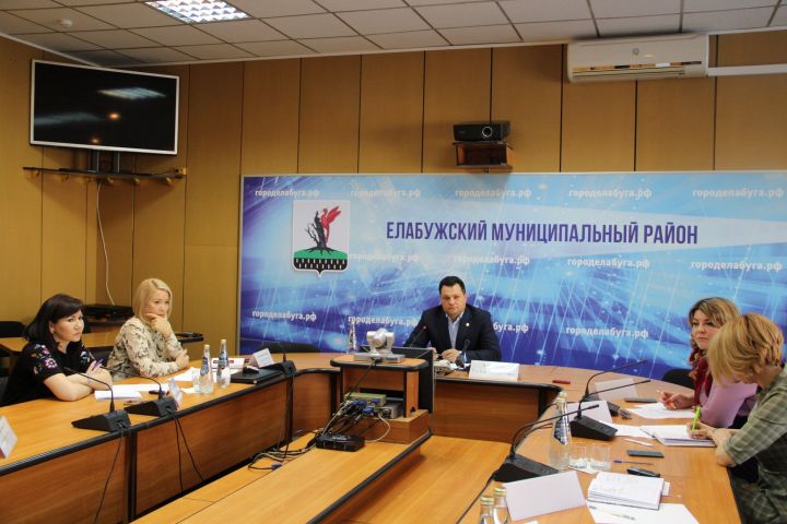 Рустем Нуриев поздравляет журналистов Елабуги с Днем печати