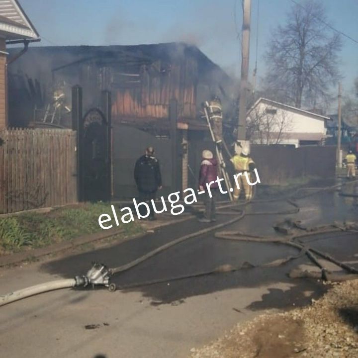 В Елабуге в частном доме сгорели надворные постройки