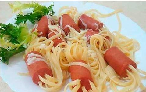 Простой и быстрый рецепт завтрака для любителей сосисок и спагетти