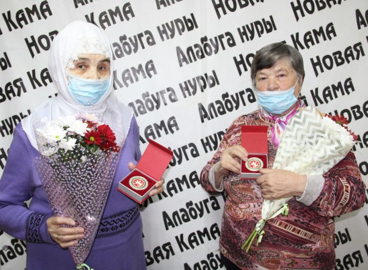 Ветеранам "Новой Камы" и "Алабуга нуры" вручили памятные знаки «100 лет ТАССР»