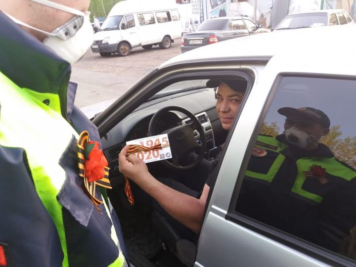 В День Победы в Елабуге госавтоинспекторы  поздравляют водителей с праздником
