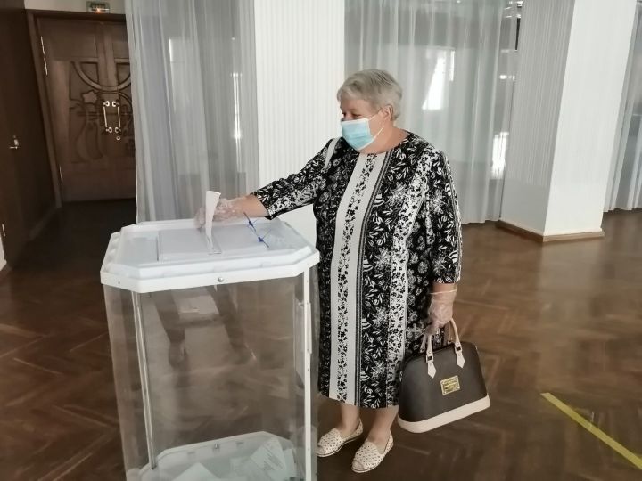 Участие в голосовании приняла председатель ТОС "Полянка" - Татьяна Кельш