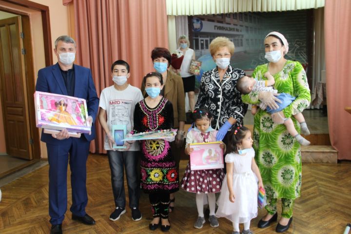 Две многодетные семьи из Елабуги получили подарки в рамках благотворительной акции «Твори добро»