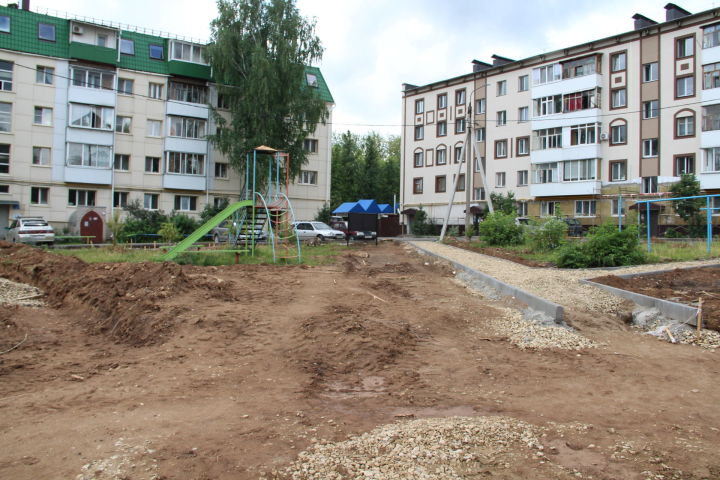 В Елабуге продолжается реализация проекта "Наш двор"
