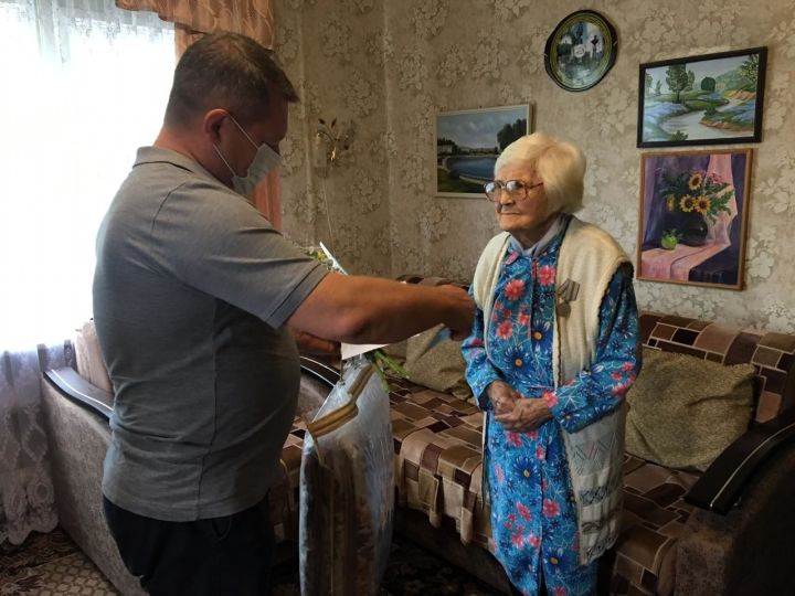90-летний юбилей отмечает ветеран Великой Отечественной войны Фархутдинова Машкура Фатхулловна