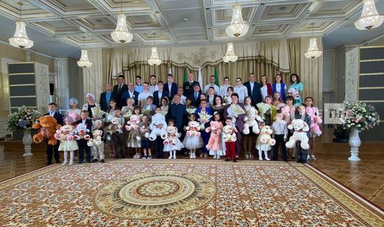Рустам Минниханов наградил многодетные семьи
