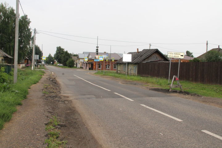 Жители улицы Тугарова в Елабуге жалуются на размытый дождем тротуар