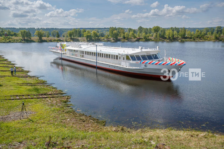 В Татарстане торжественно спустили на воду первое в России пассажирское судно «Чайка-СПГ»