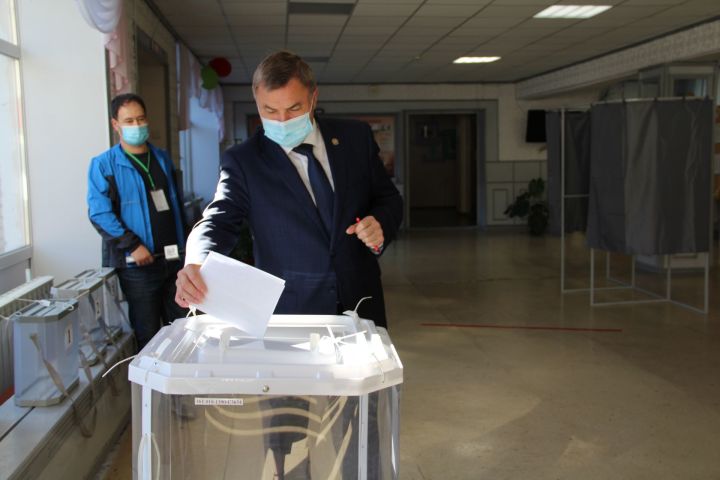 Глава Минстроя РТ Фарит Ханифов проголосовал в Елабуге