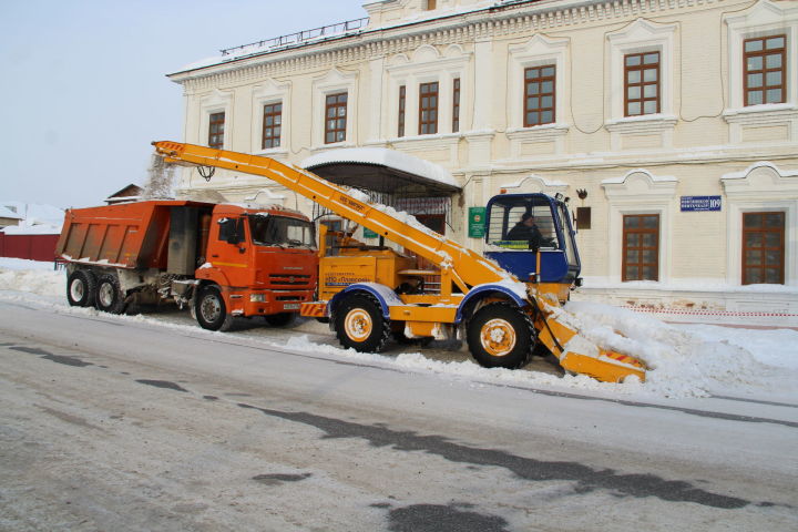 Рустем Нуриев поручил усилить уборку снега в Елабуге