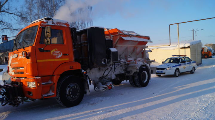 Брошенные автомобили мешают коммунальщикам Елабуги чистить снег