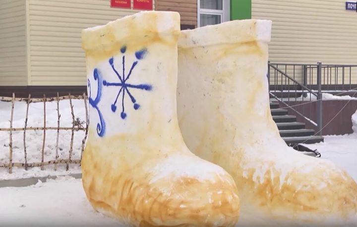 Елабужский художник слепил гигантские снежные валенки