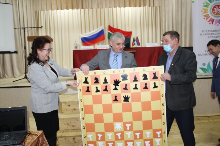 Светлана Соколова передала шахматы для шахматного клуба в Старом Куклюке