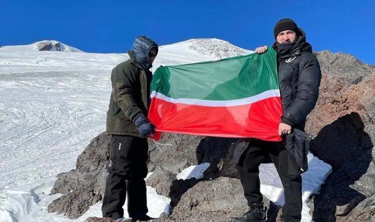 Муфтий РТ водрузил флаг Татарстана на горе Эльбрус