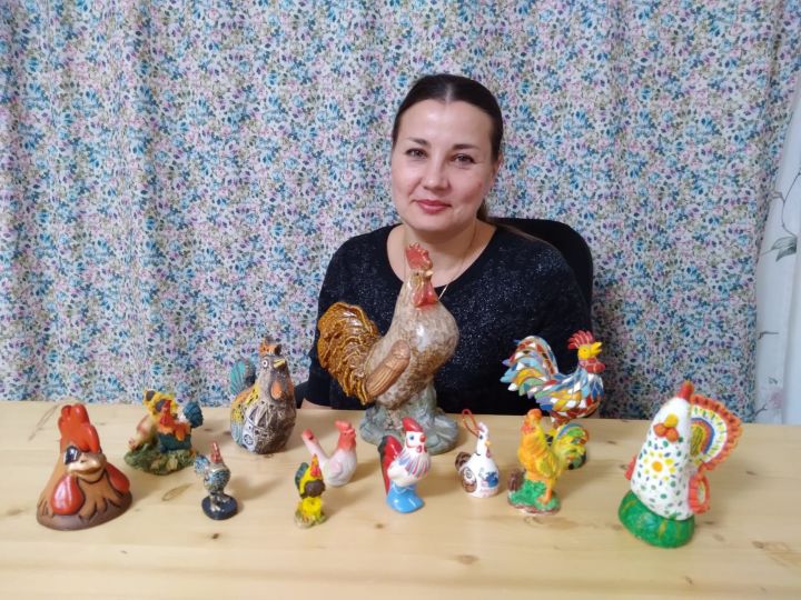 Елабужанка собирает коллекцию необычных петухов